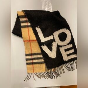 Cashmere Burberry scarf with reversible design